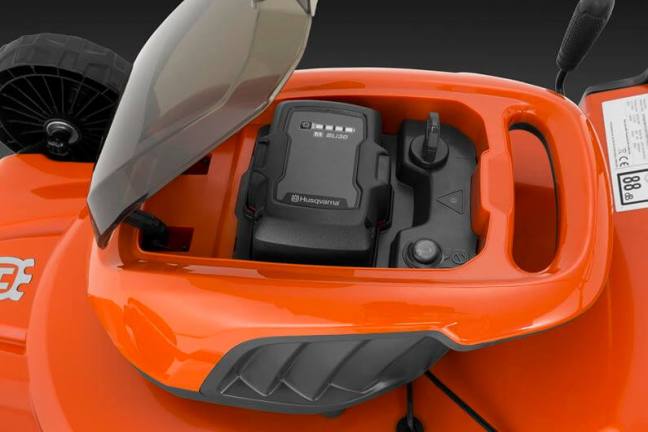 Husqvarna batteridriven gräsklippare LC142i utan batteri & laddare fotograferad ovanifrån