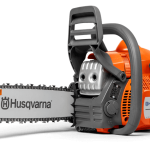 Husqvarna Bensindriven Motorsåg 435 II fotograferad snett framifrån mot en genomskinlig bakgrund.