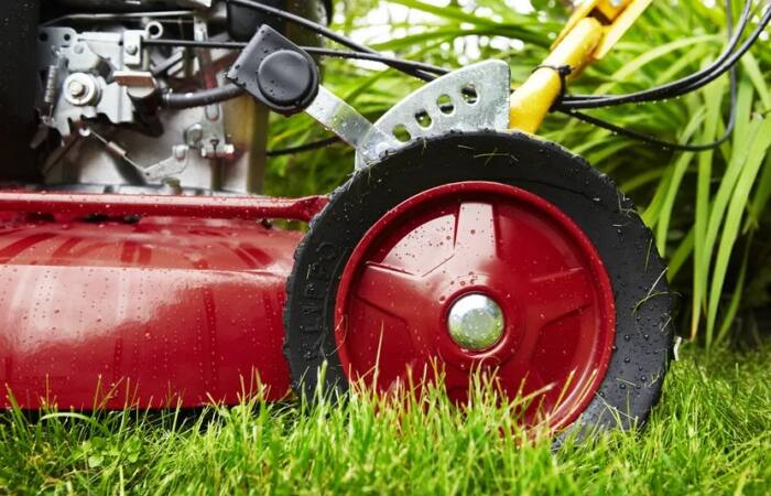 KLIPPOs röda gräsklippare blir en del av Husqvarna